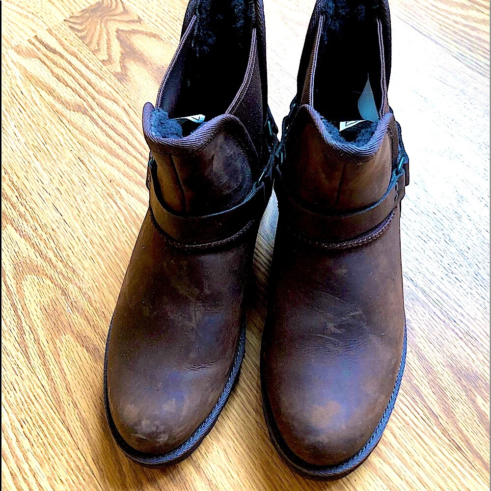 💜UGG winter leather boots with natural fur for warmth🔥NWOT